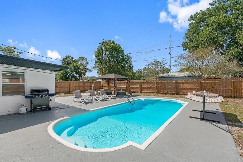 Heated Pool Home * King Bed Tampa