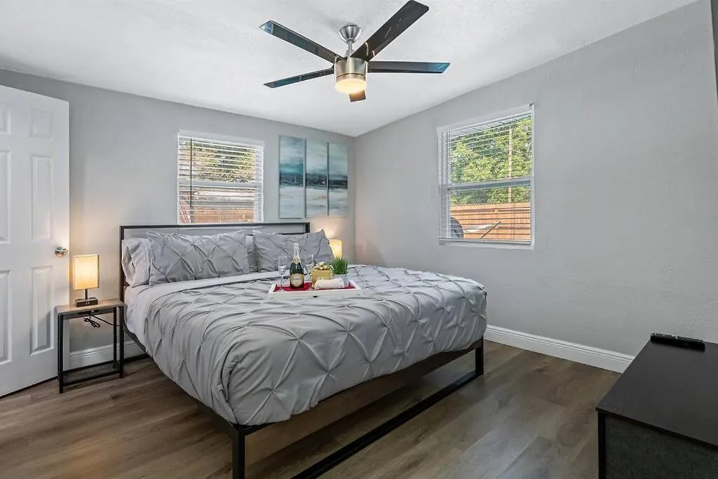 Heated Pool Home * King Bed Tampa