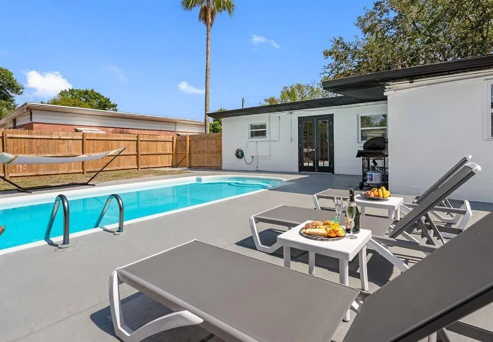 Heated Pool Home * King Bed Tampa