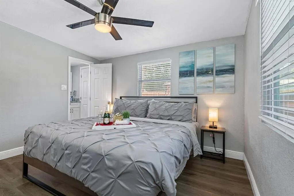 Heated Pool Home * King Bed Tampa
