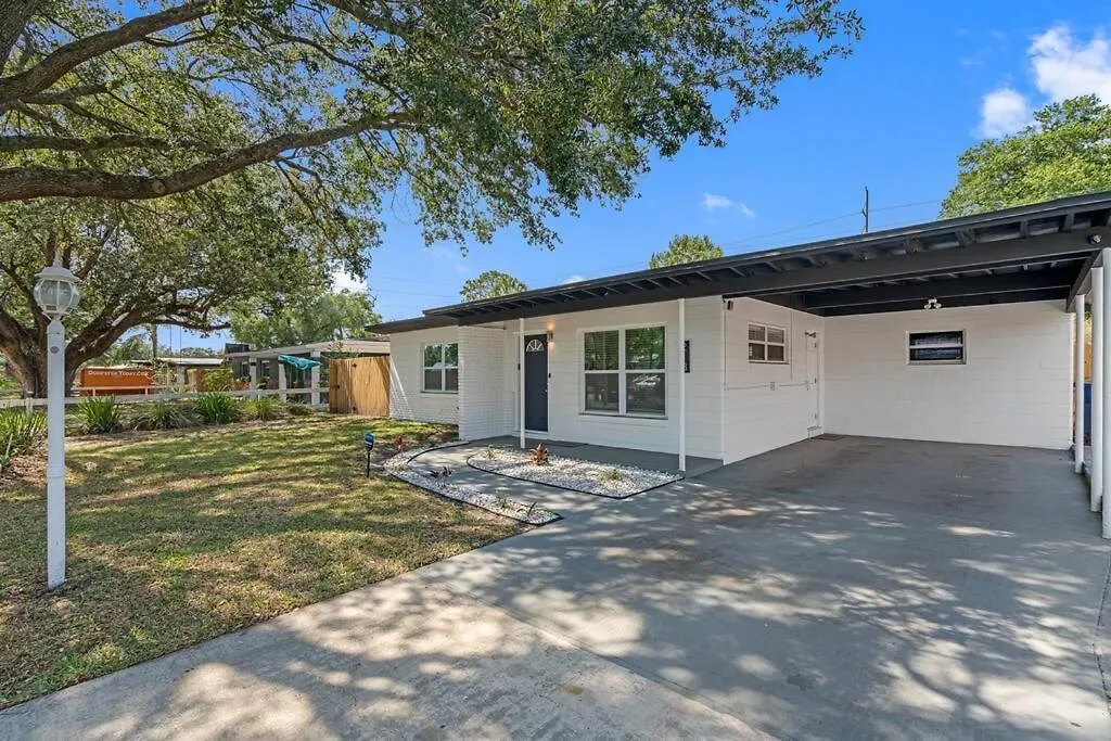 Heated Pool Home * King Bed Tampa