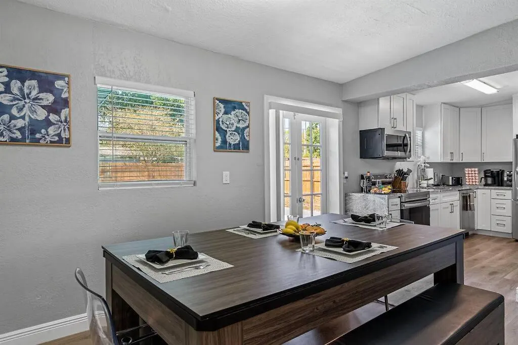 Heated Pool Home * King Bed Tampa