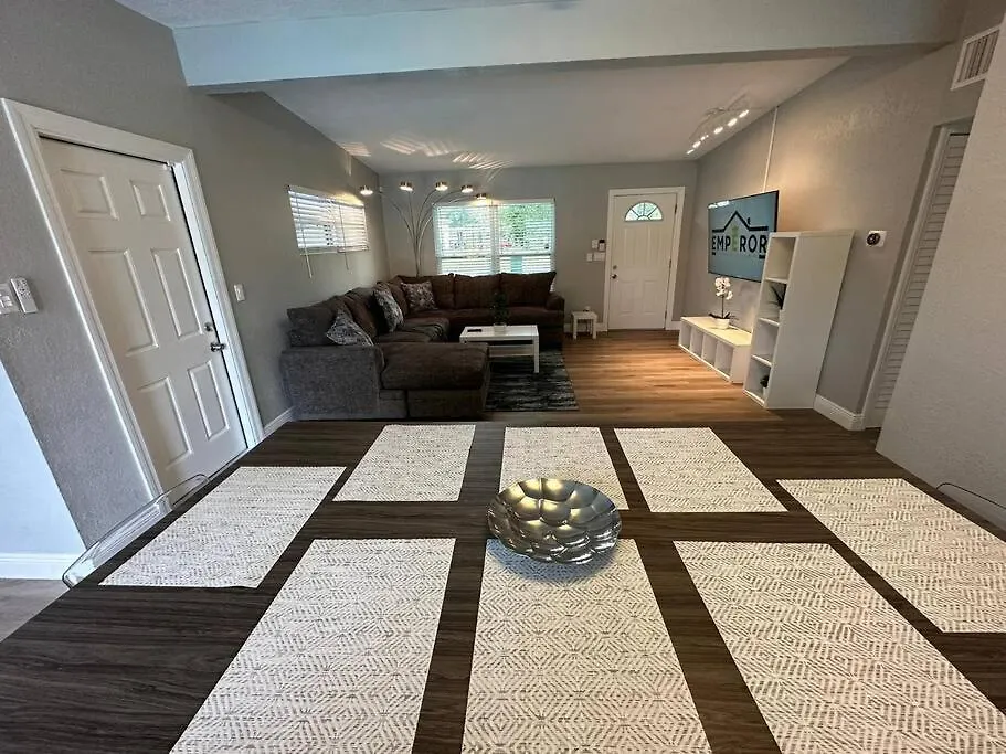 Heated Pool Home * King Bed Tampa