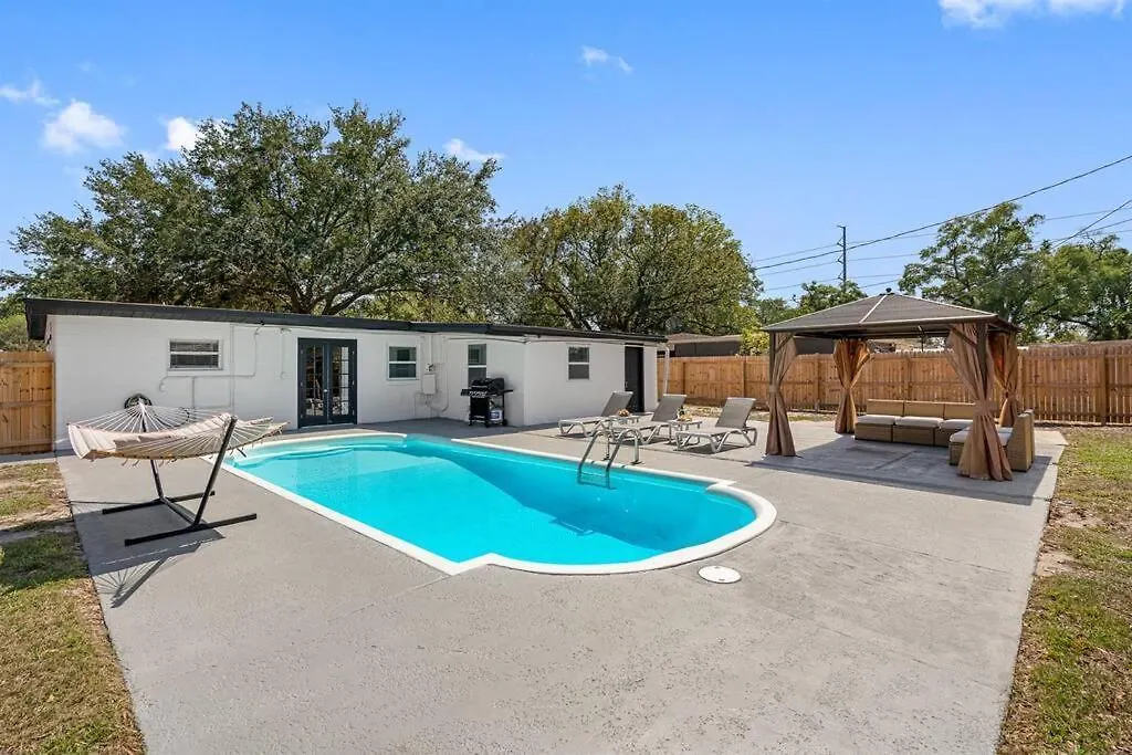 Heated Pool Home * King Bed Tampa Casa de Férias