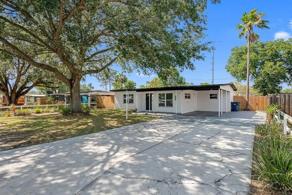 Heated Pool Home * King Bed Tampa