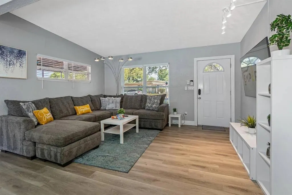 Heated Pool Home * King Bed Tampa