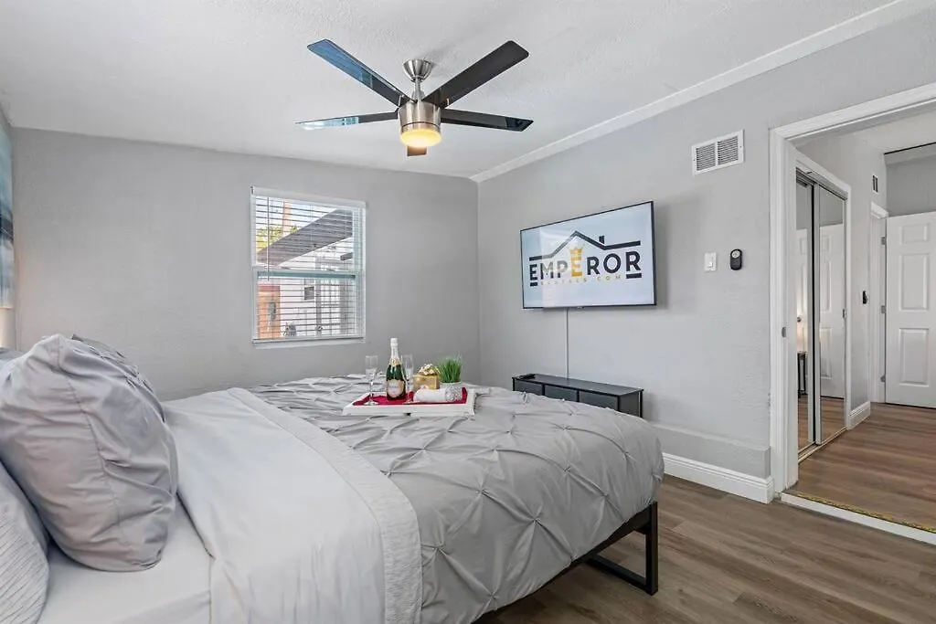Heated Pool Home * King Bed Tampa 0*,  ABD