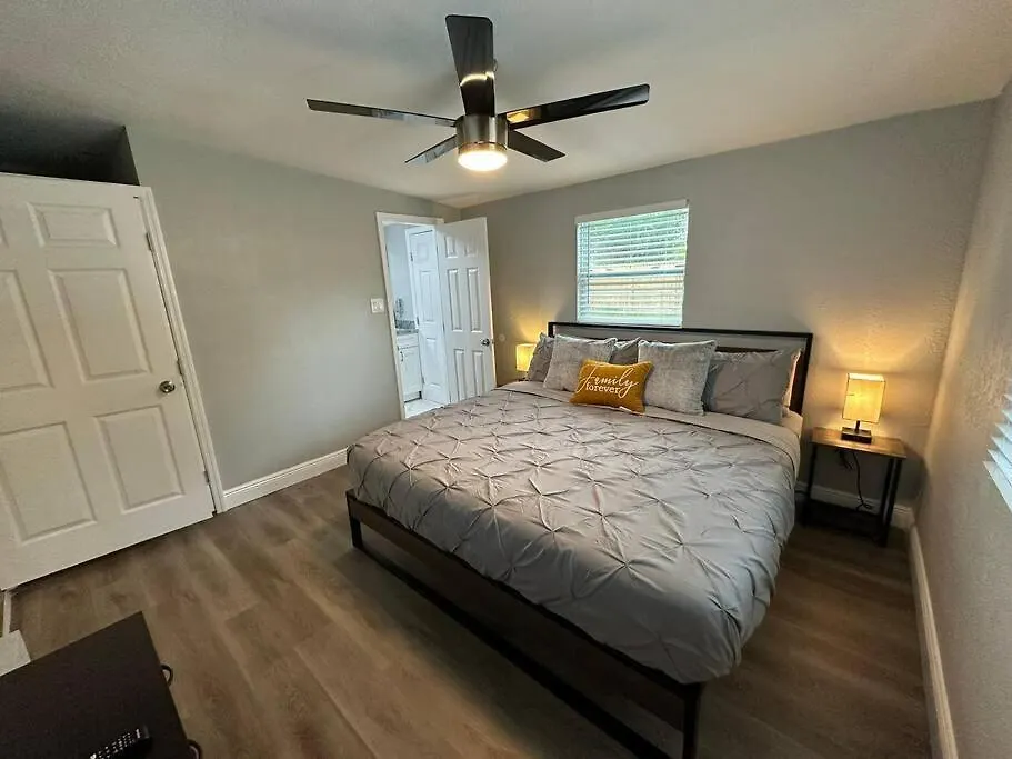 Heated Pool Home * King Bed Tampa