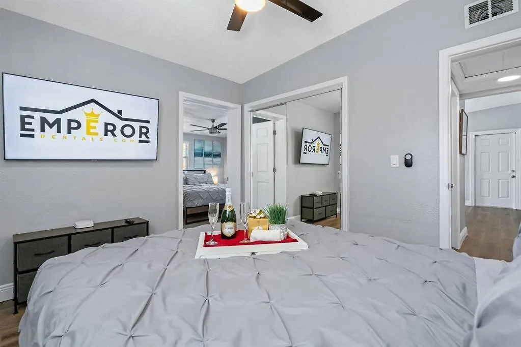 Heated Pool Home * King Bed Tampa