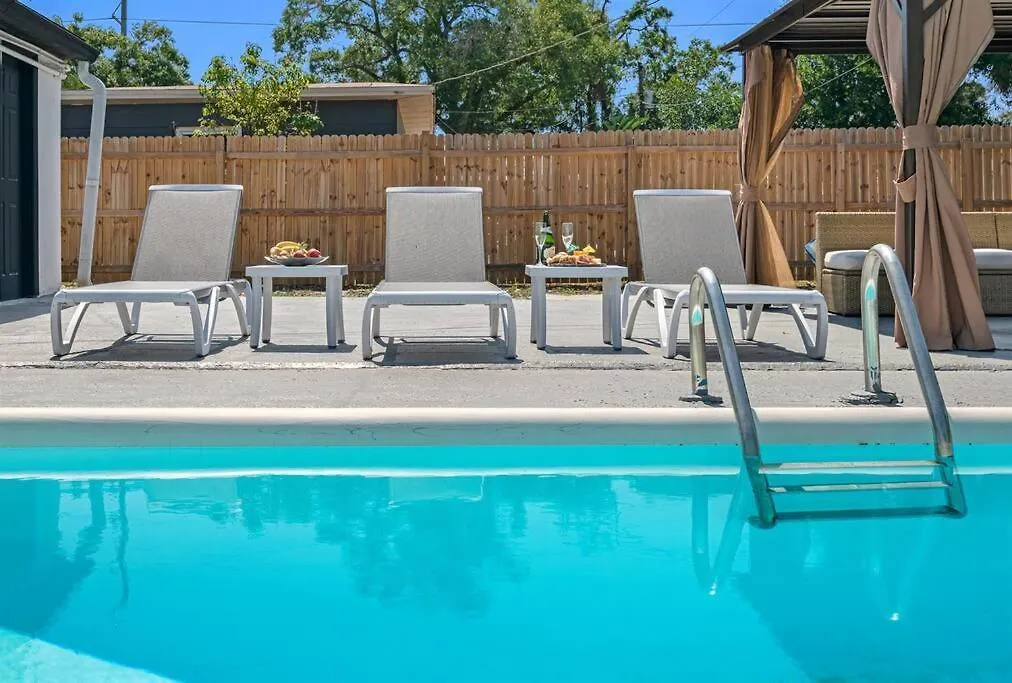 Heated Pool Home * King Bed Tampa